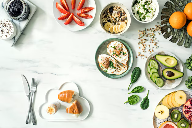 Alimentación saludable — Superalimentos y platos nutritivos sobre mármol blanco